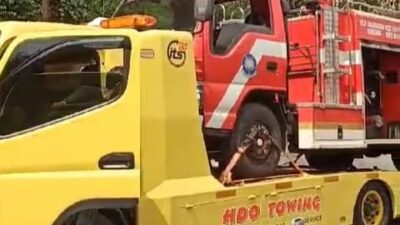 Mobil Damkar Terperosok