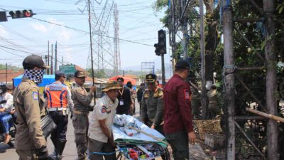 Ratusan APS Peserta Pemilu Hingga Angkot Berstiker Caleg di Sumedang Ditertibkan