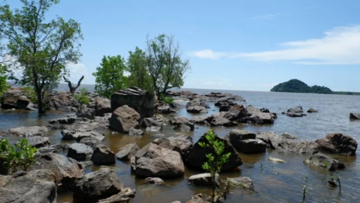 Pantai Tanjung Kemuning/(celebesborneo)
