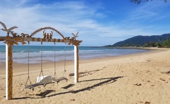 Pantai Camar Wulan/(celebesborneo)