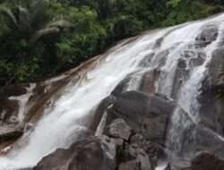 Air Terjun Riam Caggat, Sambas: Pesona Wisata Alam Menyejukkan di Tengah Kehidupan Modern