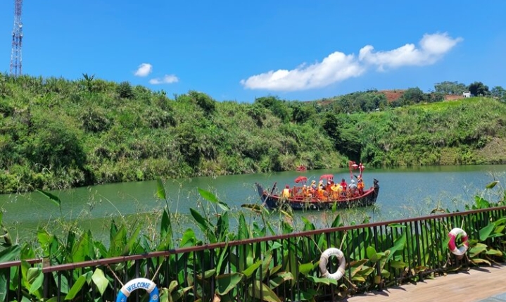 Tepi Danau, Bandung/(NativeIndonesia)