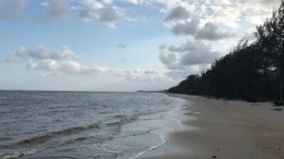 Pantai Sungai Bakau/(celebesborneo)