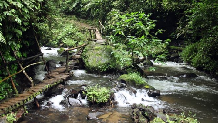 Curug Tilu Leuwi Opat/(NativeIndonesia)