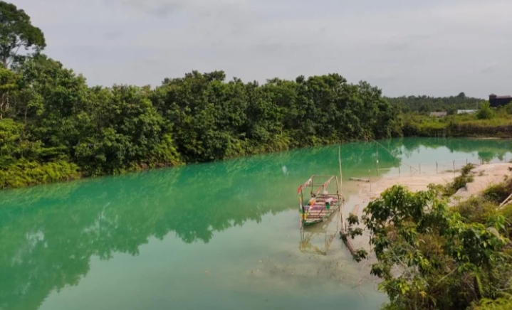 Danau Biru Tewang Rangkang/(celebesborneo)