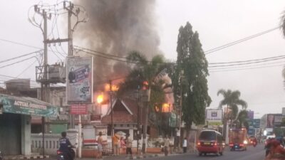 Gegara Dispenser Salon di Sumedang Kota Terbakar Dua Mobil Pemadam Dikerahkan