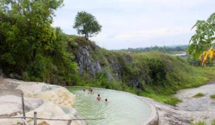 Air Panas Sajau/(celebesborneo)