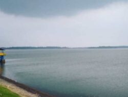 Waduk Cipancuh: Pesona Senja yang Memukau Tepi Air di Indramayu, Jawa Barat