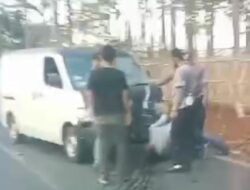 Gagal Nyalip, Seorang Wanita Tertabrak Mobil Daihatsu Grand Max di Cimanggung Sumedang
