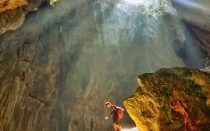 Gua Batu Sawar/(celebesborneo)