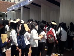 Ratusan Pencari Kerja Serbu SMKN 2 Sumedang