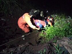 Tim Rescue Selamatkan Pemuda yang Ceburkan Diri ke Sungai Citarum