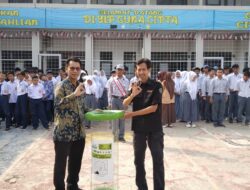 Hari Pahlawan, Relawan Gempa Bagikan Tong Sampah ke SMA Guna Cipta Cimanggung Sumedang