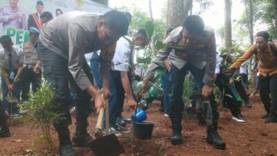 Lestarikan Alam, Kapolda Jabar Pimpin Penanaman Pohon di Sumedang