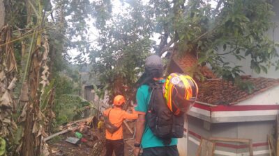 Puluhan Atap Rumah di Desa Cijeruk Sumedang Disapu Angin Puting Beliung
