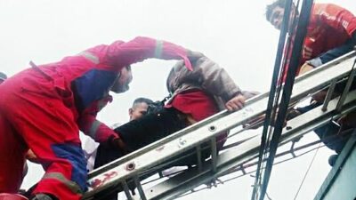 Tersengat Listrik, Teknisi Wifi Dievakuasi Rescue Disdamkar dari Atap Rumah Warga