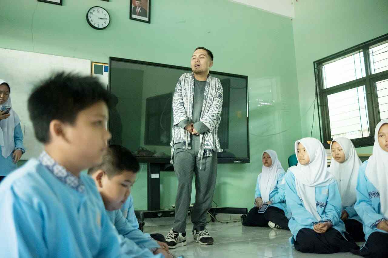 Penyandang Disabilitas Asal Bandung Ini Mampu Raih Mimpi Jadi Guru