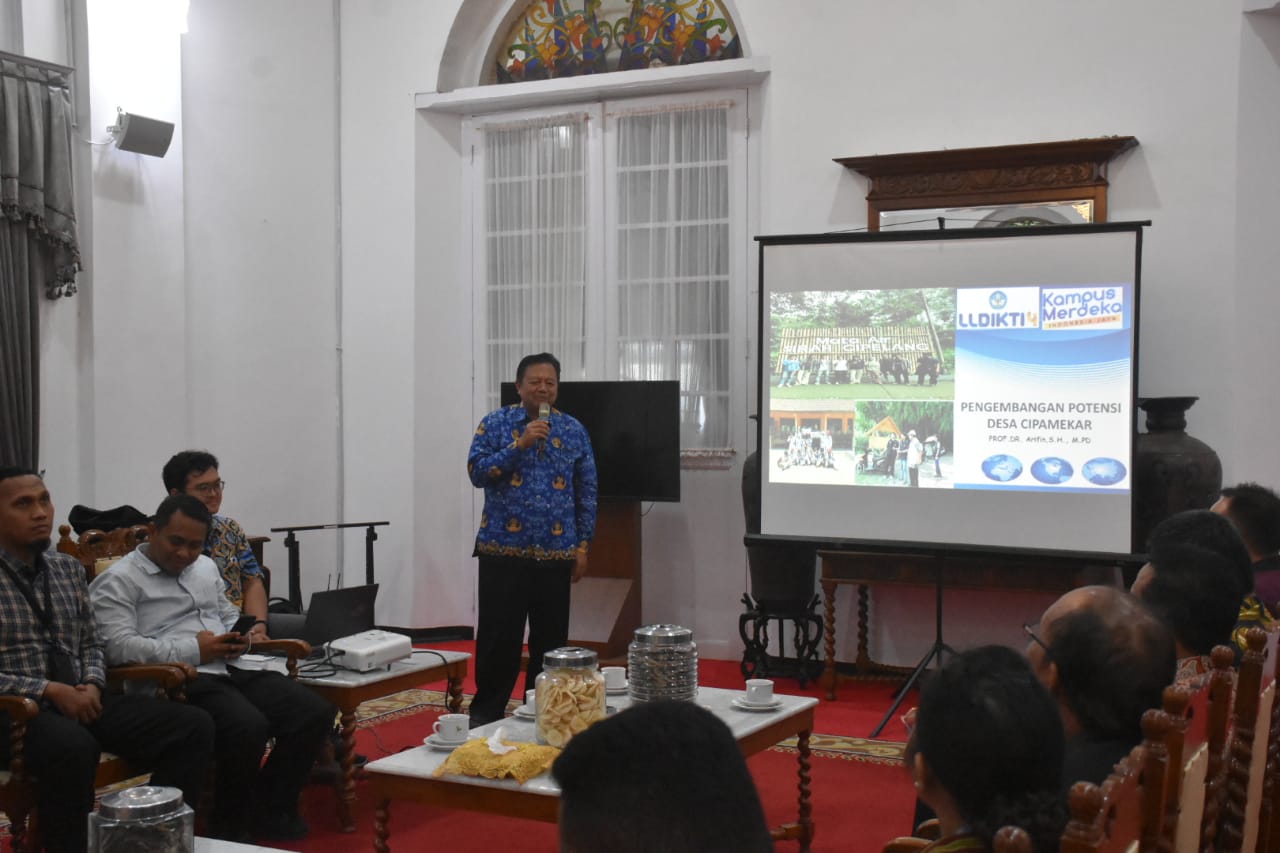 Pj Bupati Sumedang Herman Suryarman menerima jajaran LLDikti wilayah I dan IV di Gedung Negara, Rabu (29/11/2023)