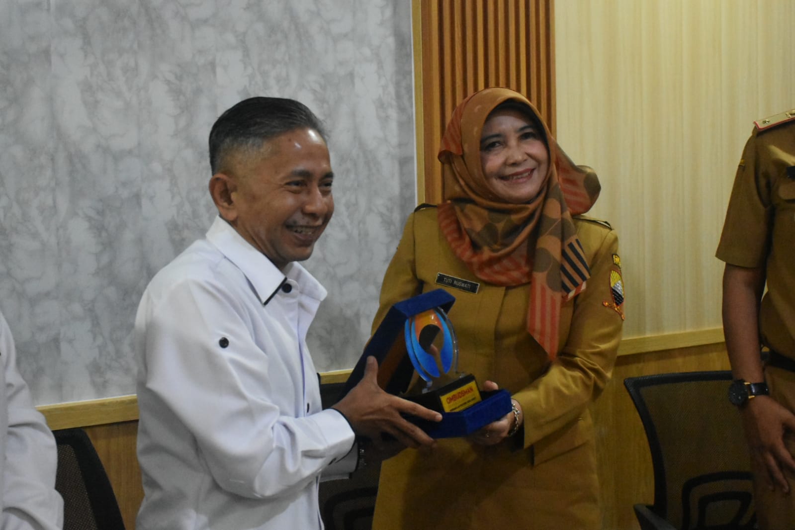 Ombusman Perwakilan Jabar melakukan audensi dengan Pj Sekretaris Daerah Kabupaten Sumedang Hj Tuti Ruswati di Kantor Dinas Sosial Kabupaten Sumedang, Senin (27/11/2023).