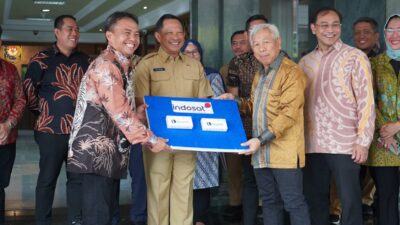 Pemerintah Daerah Kabupaten Sumedang mendapat bantuan 1.000 unit smart watch dari PT. Indosat di Kantor Kemendagri, Jakarta, Selasa (28/11/2023).
