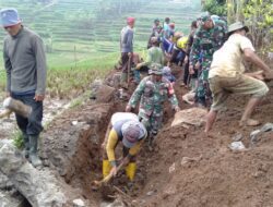 Cegah Banjir, Koramil Tanjungsari Sumedang Kerahkan Babinsa Bersihkan Aliran Sungai