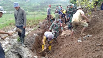 Cegah Banjir, Koramil Tanjungsari Sumedang Kerahkan Babinsa Bersihkan Aliran Sungai