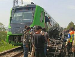 Daihatsu Sigra Tertabrak Kereta Feeder Whoosh di Cilame, 2 Tewas 4 Terluka