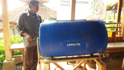 Kolaborasi Dosen ITB dan UIN Bandung, Petani di Rancakalong Dilatih Ilmu Pembuatan Pupuk