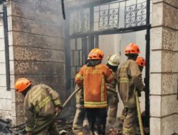 Api Hanguskan Rumah Mewah di Cicendo Bandung