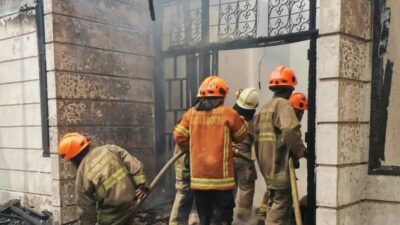 Api Hanguskan Rumah Mewah di Cicendo Bandung