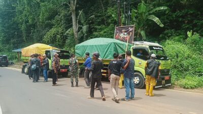 Dihadang Warga, Enam Truk Gagal Buang Sampah ke TPSA Cijeruk Sumedang