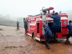 Akses Jalan Cikubang-Sukawangi Sumedang Tertutup Material Tanah Akibat Terjadi Erosi