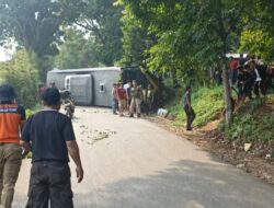 Mobil Bus Pengangkut Pramuka Terbalik di Buper Kiara Payung, Puluhan Orang Luka-luka