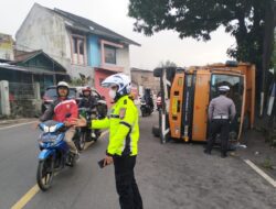 Pecah Ban, Dum Truk Pengangkut Pasir Terbalik di Cikuda, Akses Tanjungsari Menuju Bandung Macet
