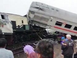 Dua Kereta Bertabrakan di Cicalengka, Belasan Gerbong Anjlok