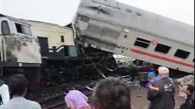 Dua Kereta Bertabrakan di Cicalengka, Belasan Gerbong Anjlok