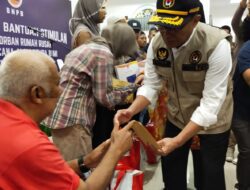 Menko PMK Muhadjir Effendy Salurkan Bantuan Bagi Korban Gempa Sumedang
