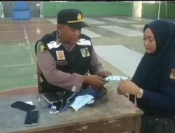Polisi Periksa Kesehatan Petugas Sorlip Surat Suara KPU Sumedang