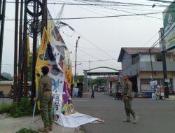 Satpol PP Sumedang Tertibkan Spanduk Komersil Melanggar dan Habis Pajak
