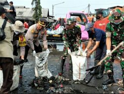 Perkecil Dampak Banjir, TNI-Polri Bersihkan Kawasan Baleendah