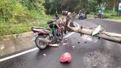 Tiang Listrik Roboh Timpa Pemotor di Cadas Pangeran Sumedang