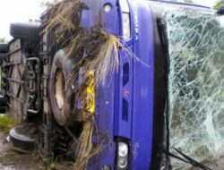 Truk Rombongan Peziarah Terguling di Saguling, 5 Tewas Belasan Terluka