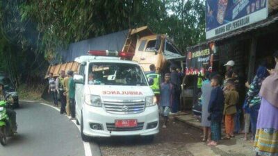 Truk Tronton Pengangkut Pasir Nyungsep di Jatinangor Sumedang, Lindas Pemotor Hingga Tewas