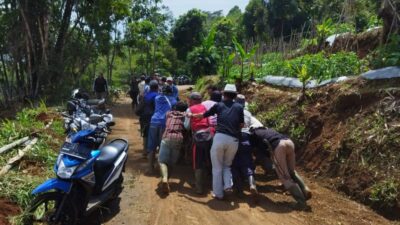 Antisipasi Bencana, Warga Desa Pasirbiru Rancakalong Sumedang Gelar Kerja Bakti
