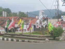 Parah, Bendera Parpol Penuhi Area Terlarang di Sumedang