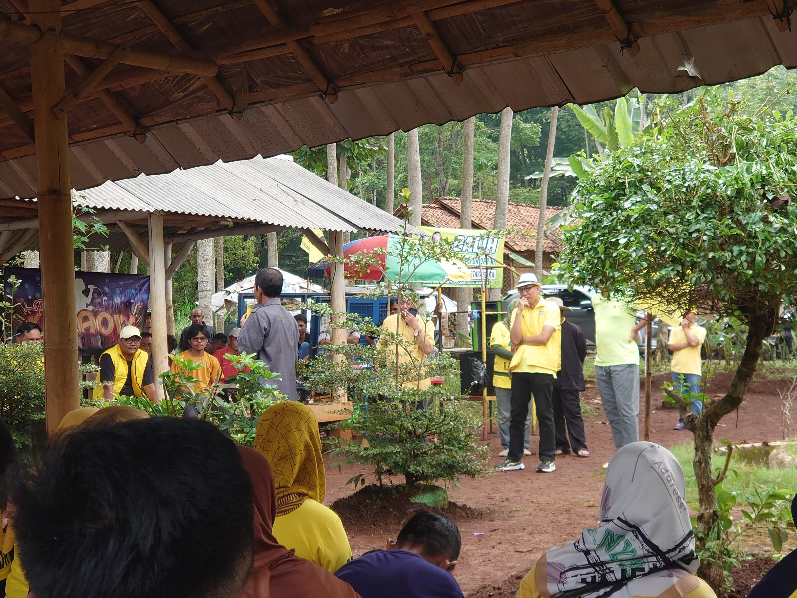 Calon Anggota DPR RI dari Partai Golkar Dapil Jabar IX, Galih Dimuntur Kartasasmita melaksanakan kampanye pertemuan tatap muka