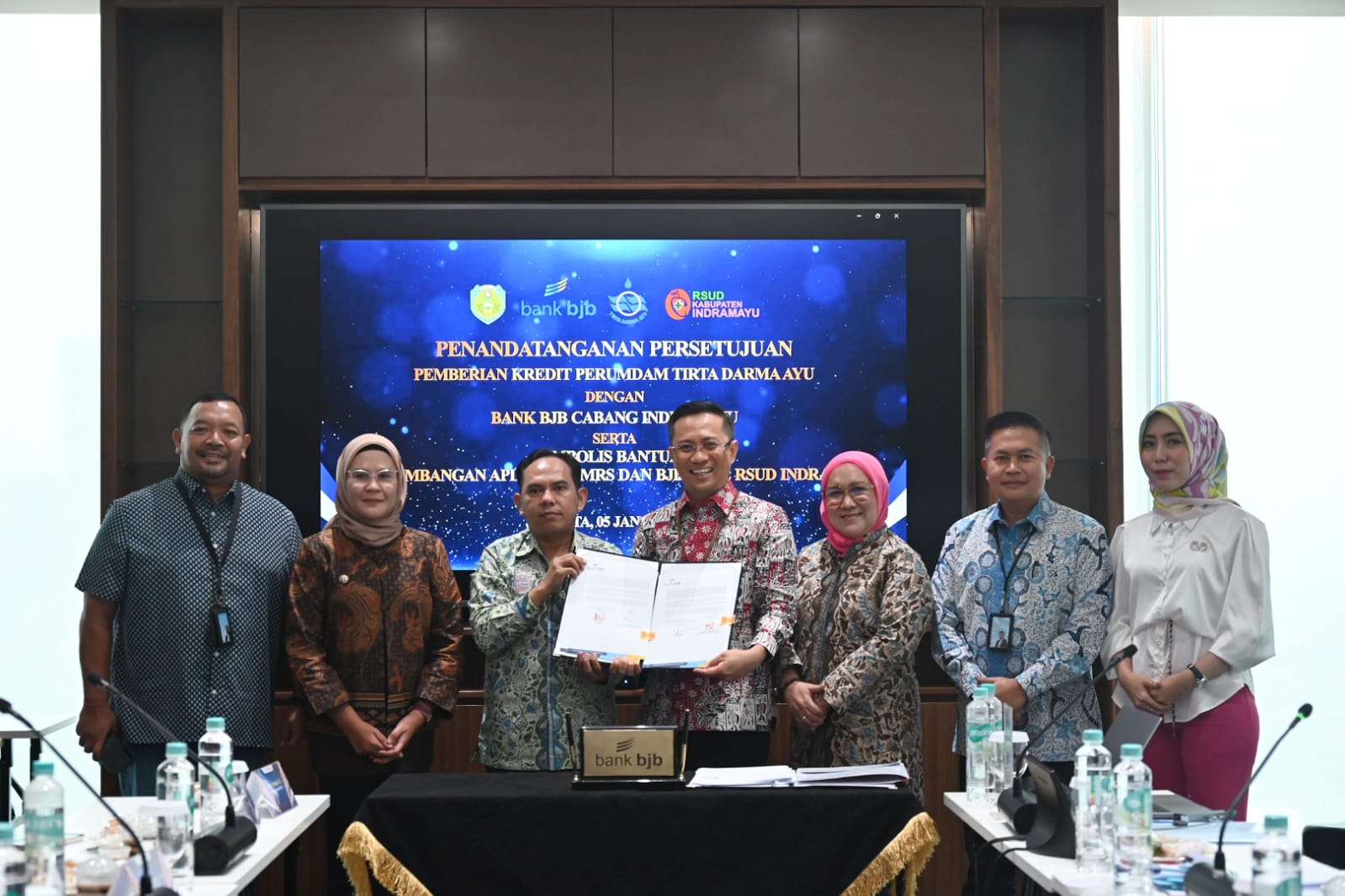 Simbolis Bantuan Pengembangan Aplikasi (Sistem Informasi Manajemen Rumah Sakit) SIMRS bjb Hope RSUD Indramayu, yang dilaksanakan Jum’at (5/1/2024) di Gedung T-Tower bank bjb Jakarta