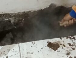 Heboh Kepulan Asap Putih Keluar dari Lantai Keramik Rumah Warga di Sumedang