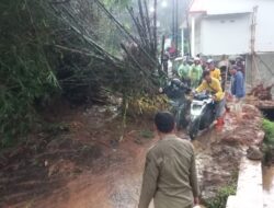 Longsor Rumpun Bambu Tutup Akses Utama Rancakalong – Sumedang