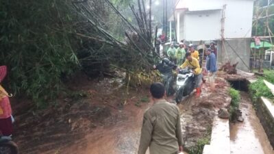 Longsor Rumpun Bambu Tutup Akses Utama Rancakalong – Sumedang